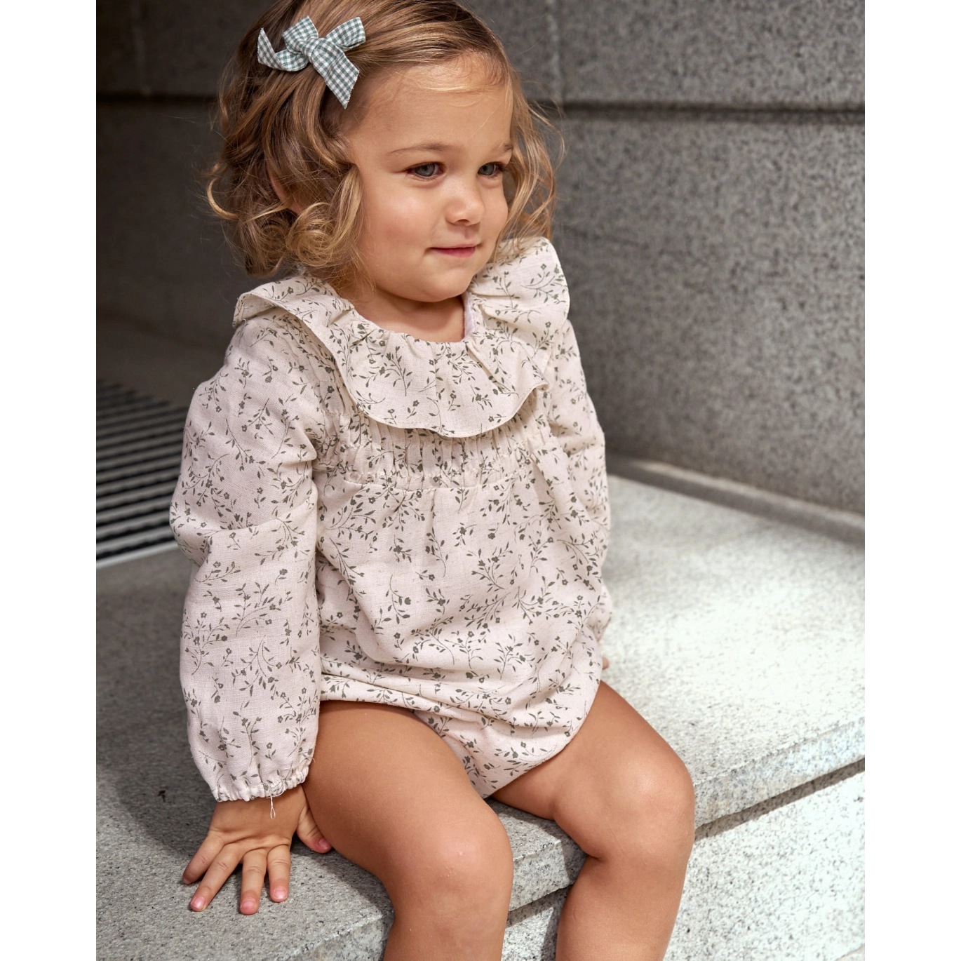 Ranita de bebé niña color crudo con estampado floral verde