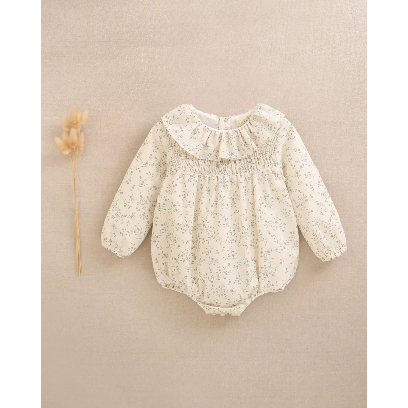 Ranita de bebé niña color crudo con estampado floral verde