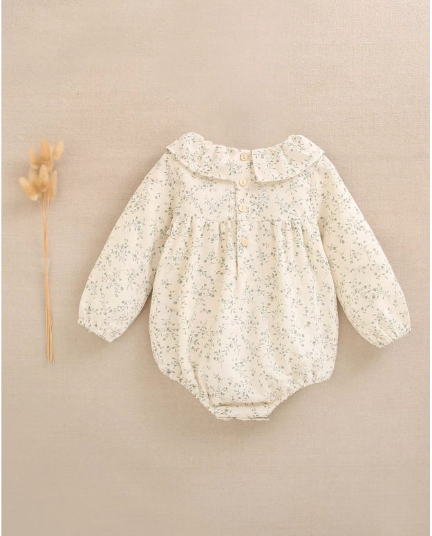 Ranita de bebé niña color crudo con estampado floral verde