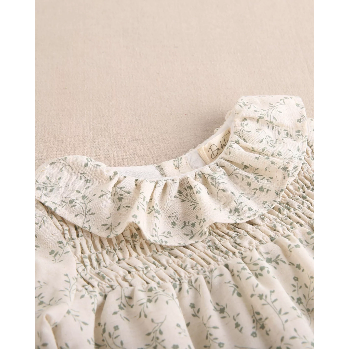 Ranita de bebé niña color crudo con estampado floral verde