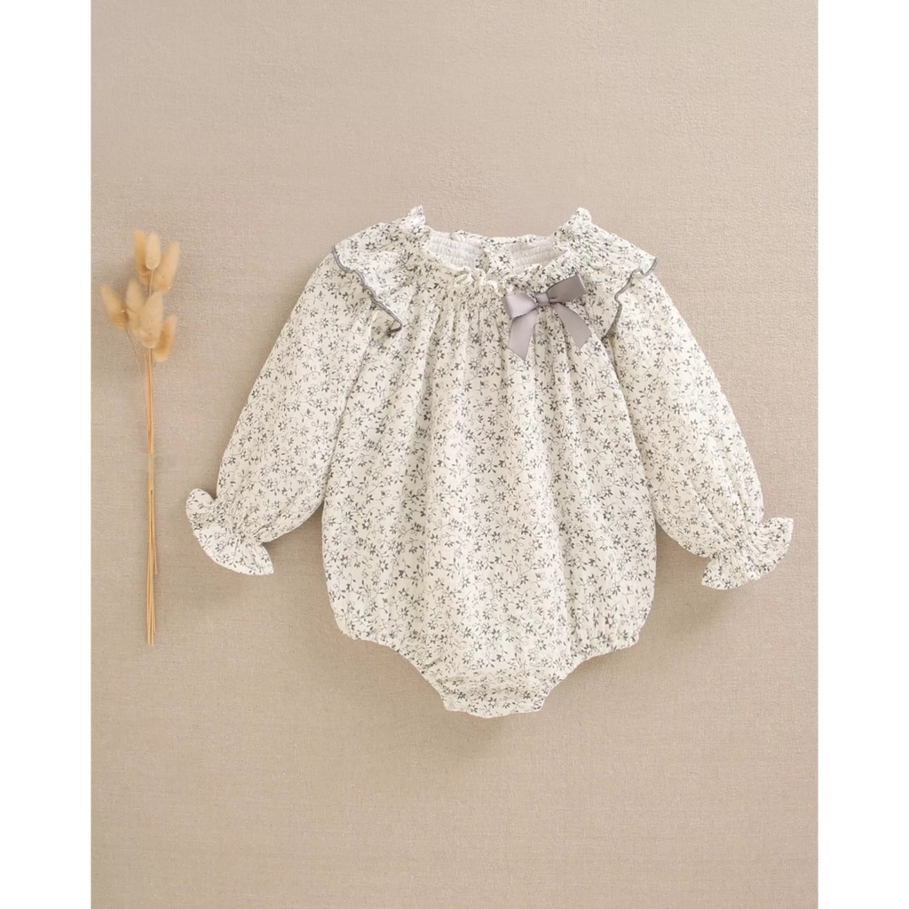Ranita de bebé niña de flores con detalle y lazo satinado