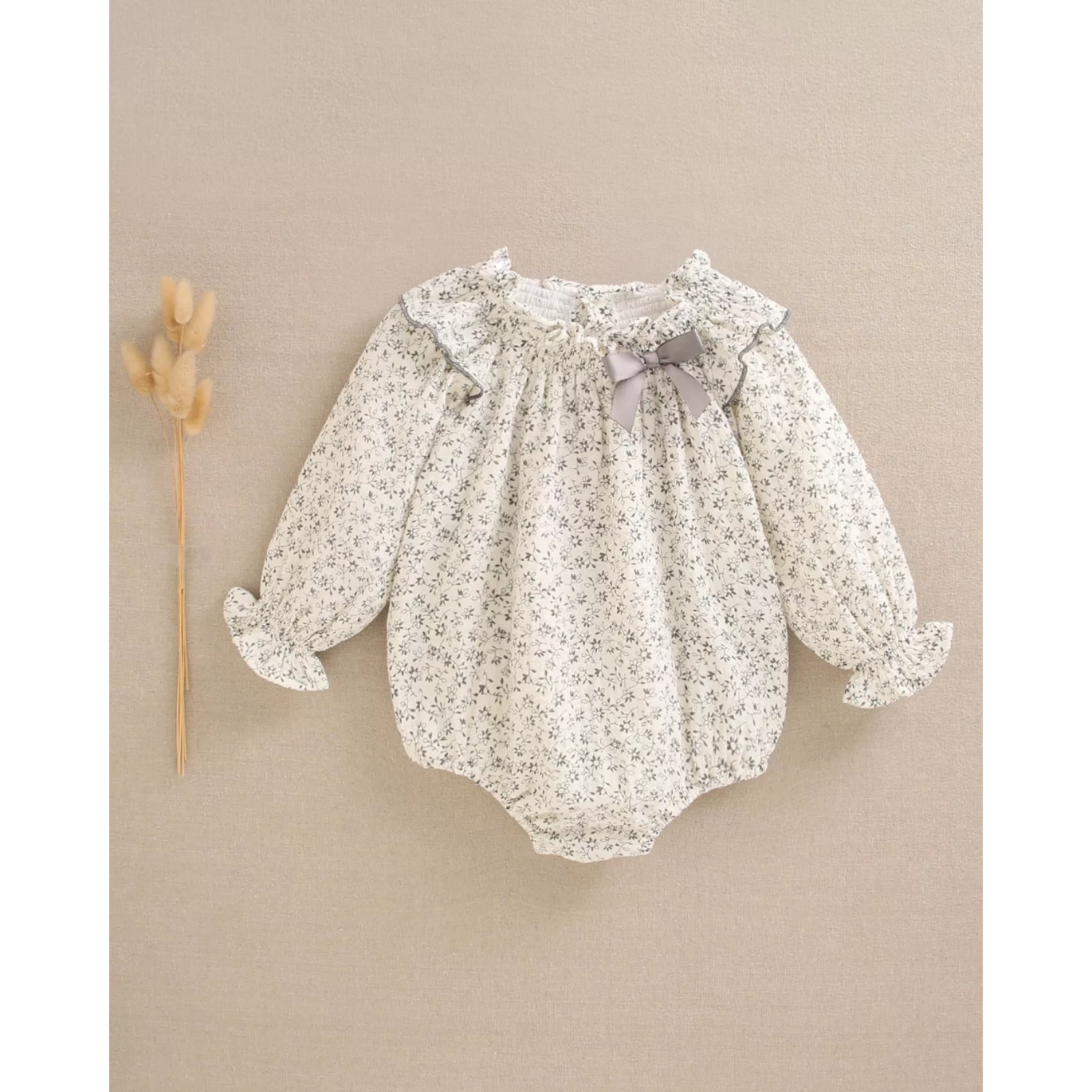 Ranita de bebé niña de flores con detalle y lazo satinado