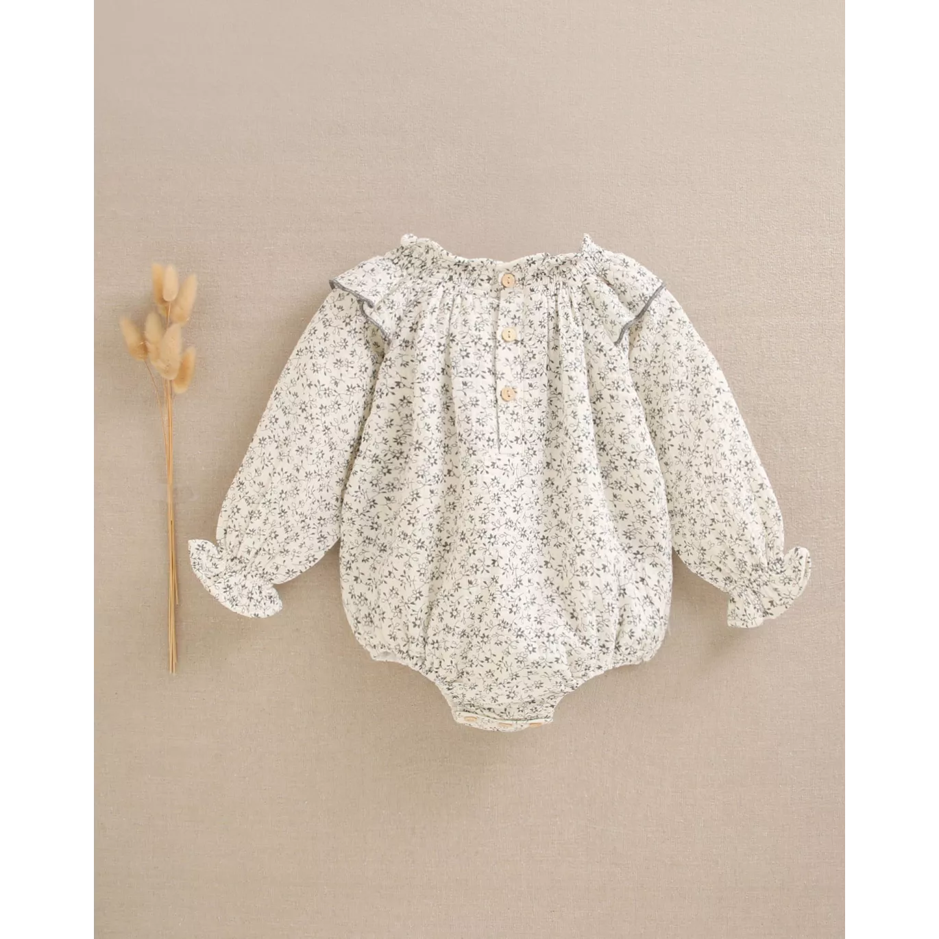 Ranita de bebé niña de flores con detalle y lazo satinado