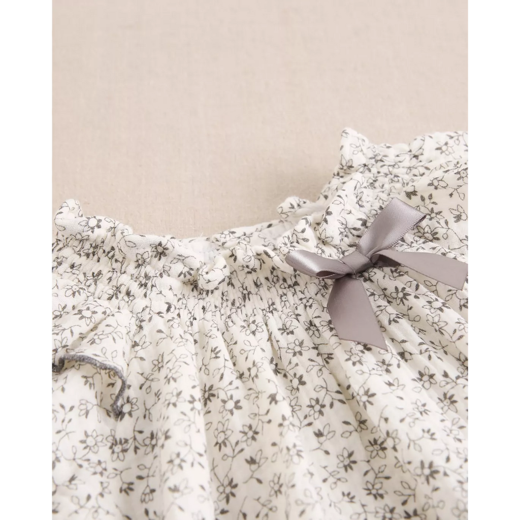 Ranita de bebé niña de flores con detalle y lazo satinado