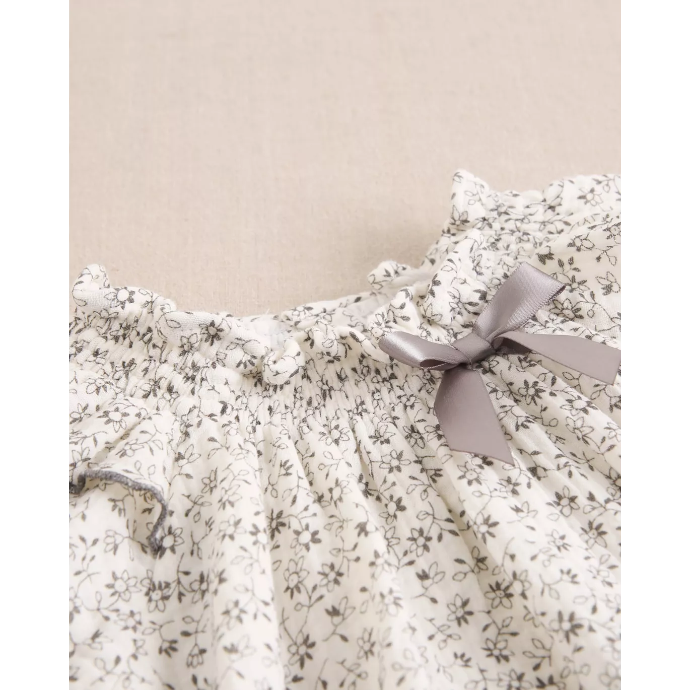 Ranita de bebé niña de flores con detalle y lazo satinado