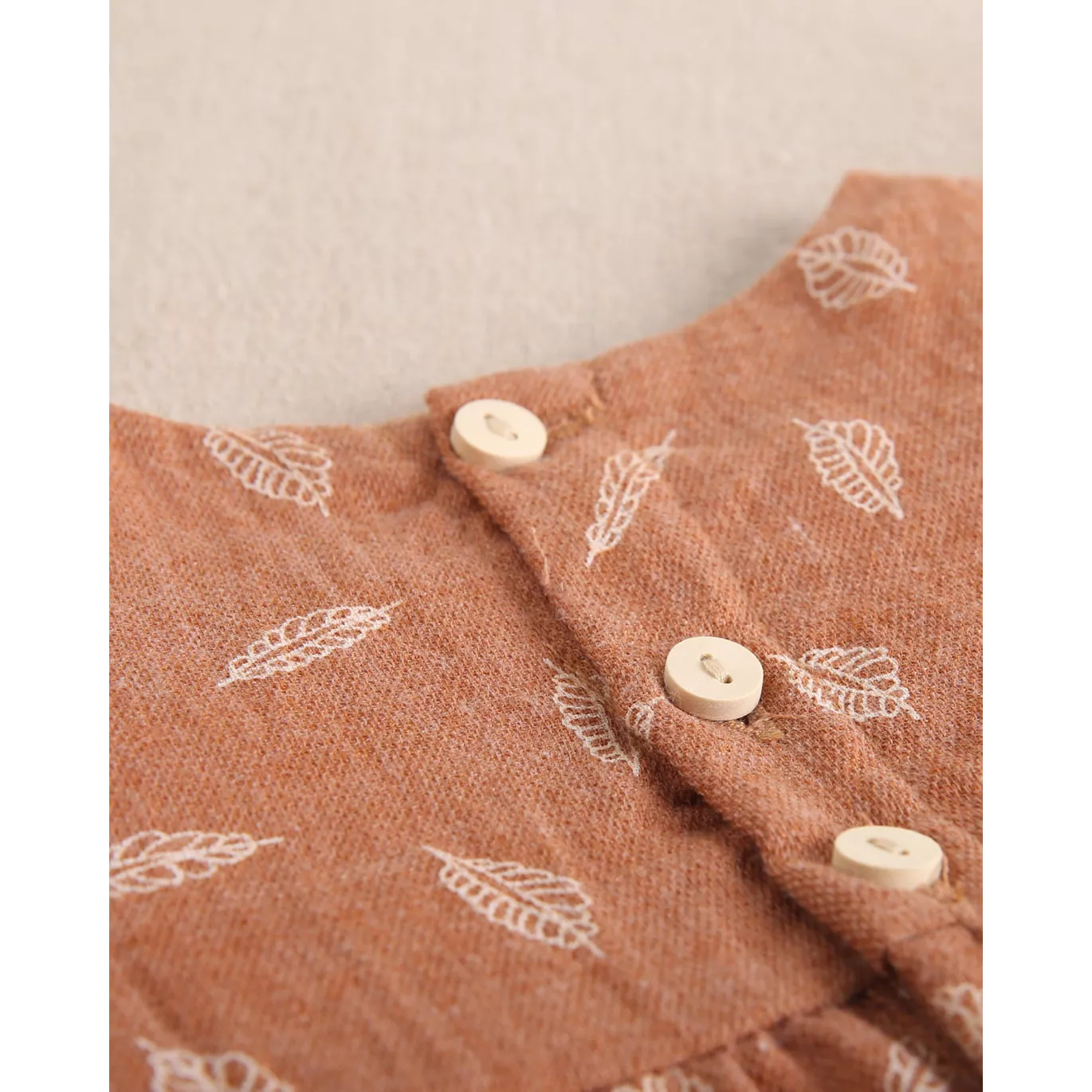 Ranita de bebé niña teja con estampado y detalle de borla