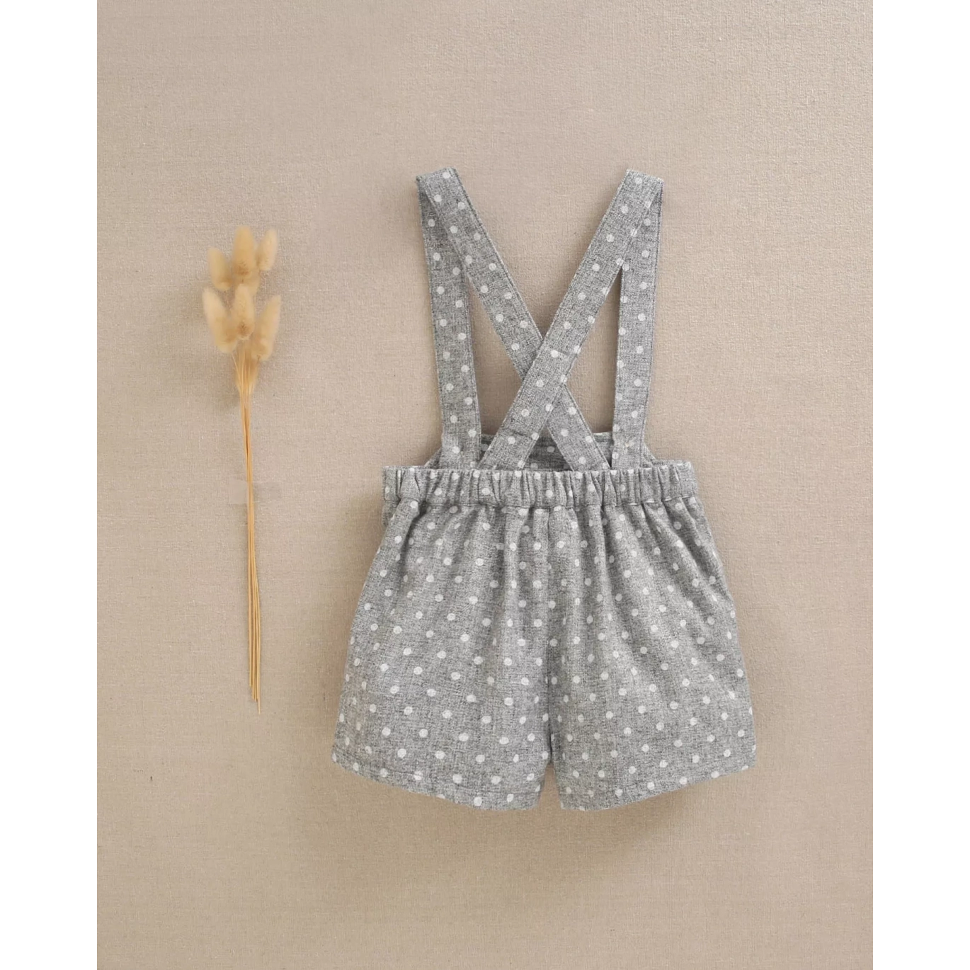 Ranita de bebé niño con tirantes en gris jaspeado con topos