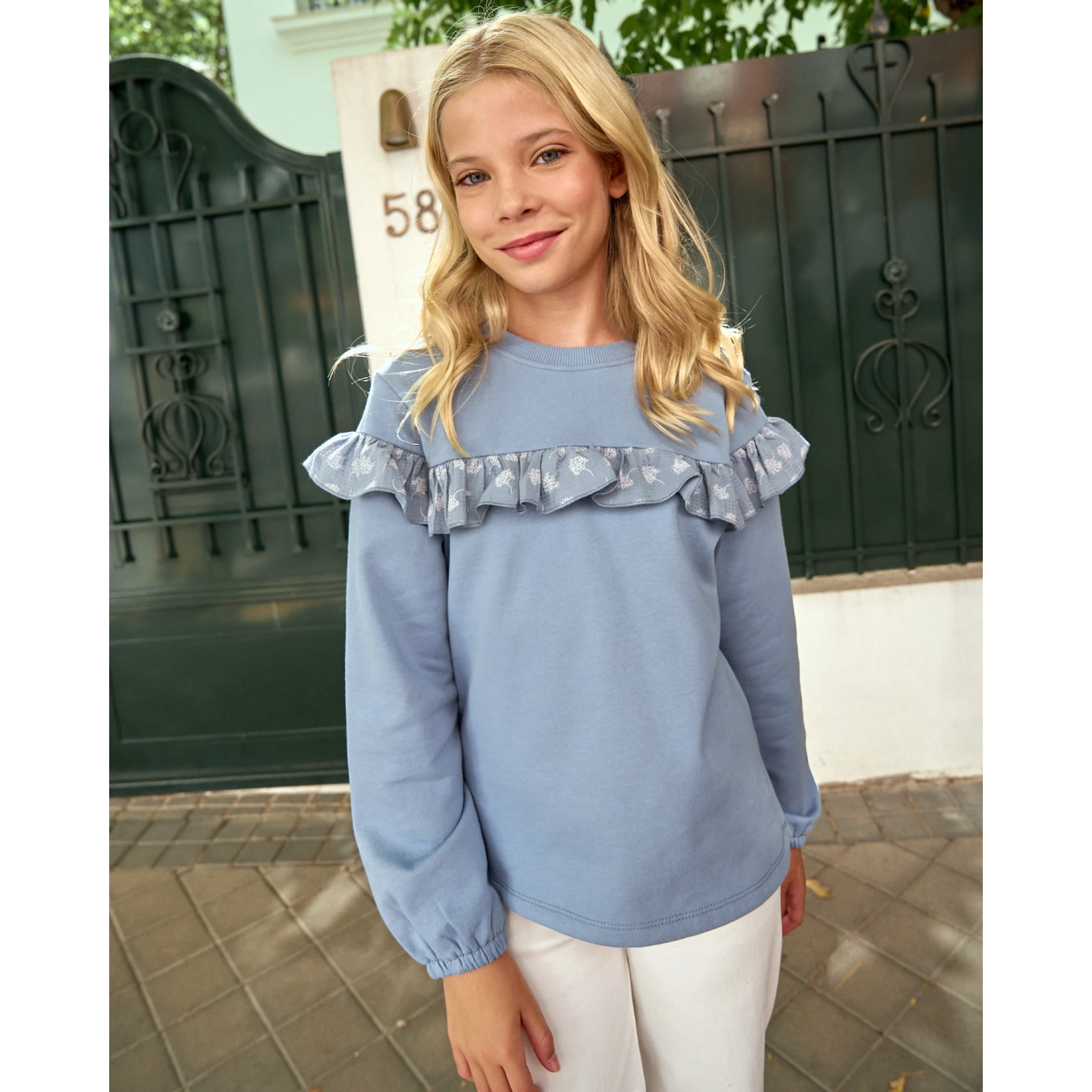 Polerón de niña azul con detalle de volante