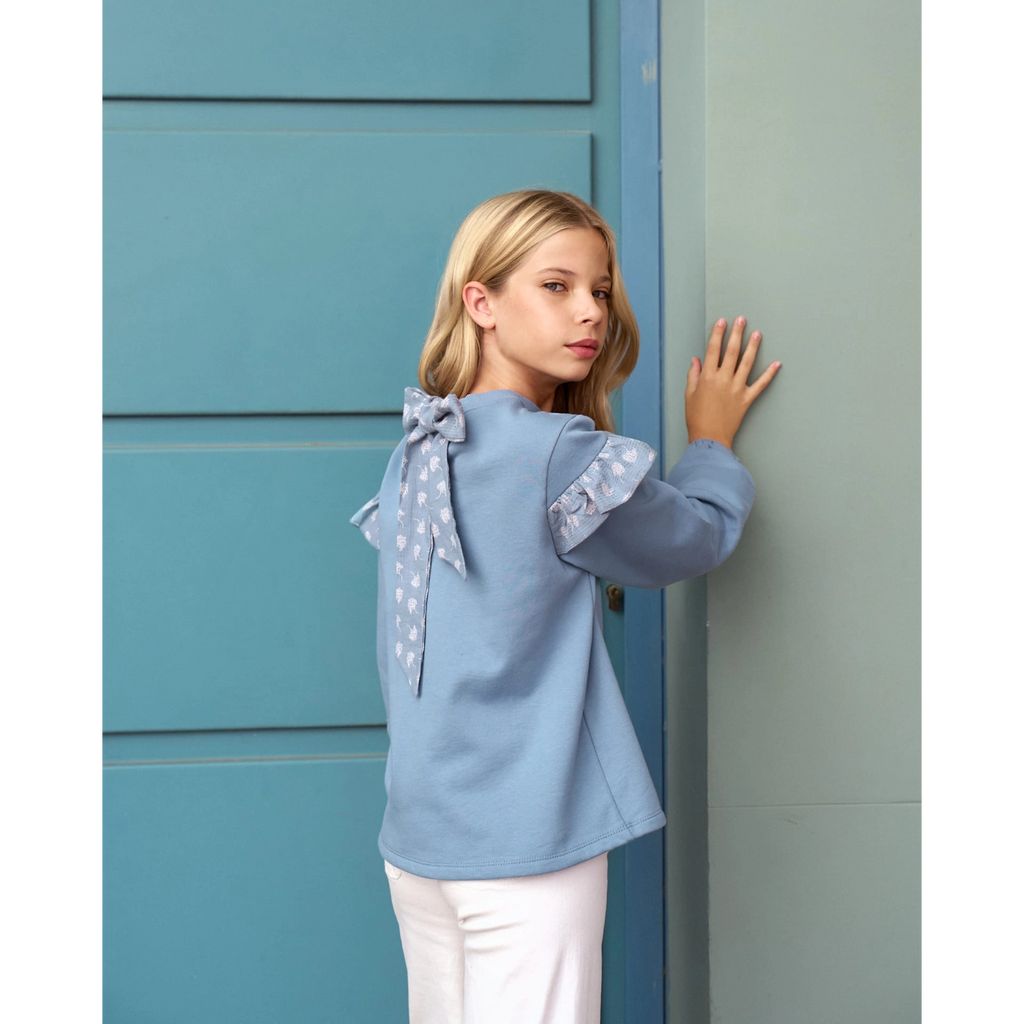 Polerón de niña azul con detalle de volante