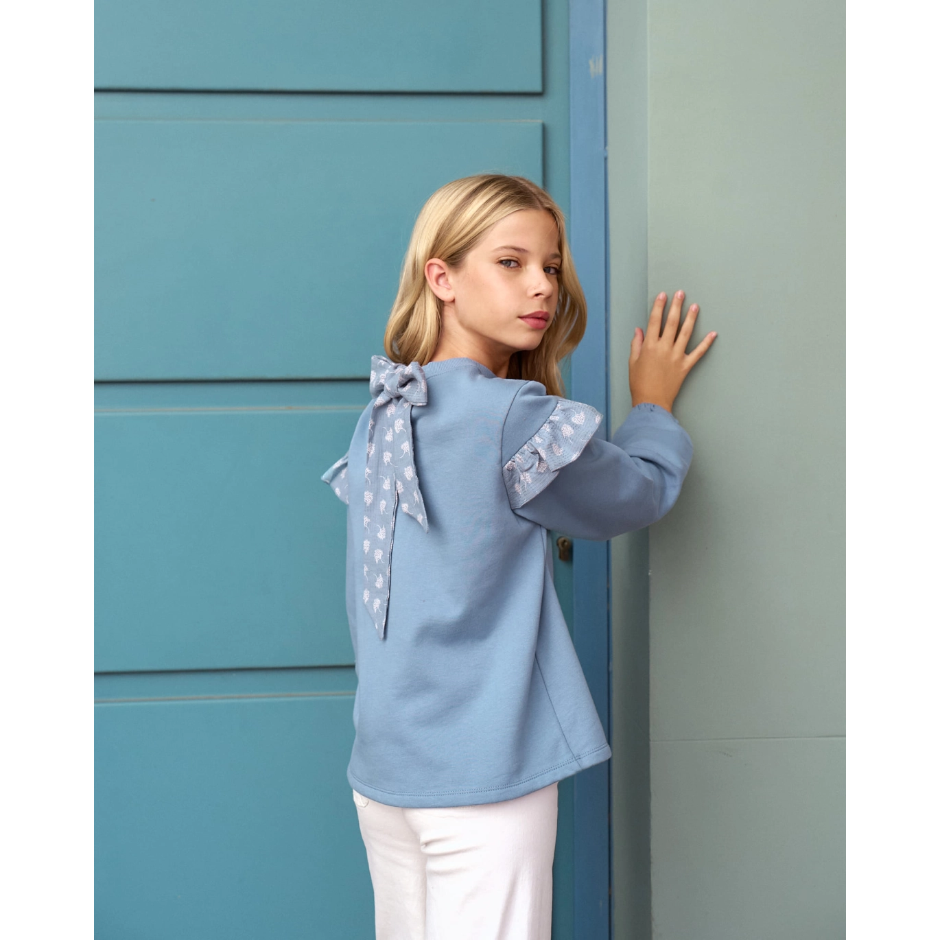 Polerón de niña azul con detalle de volante
