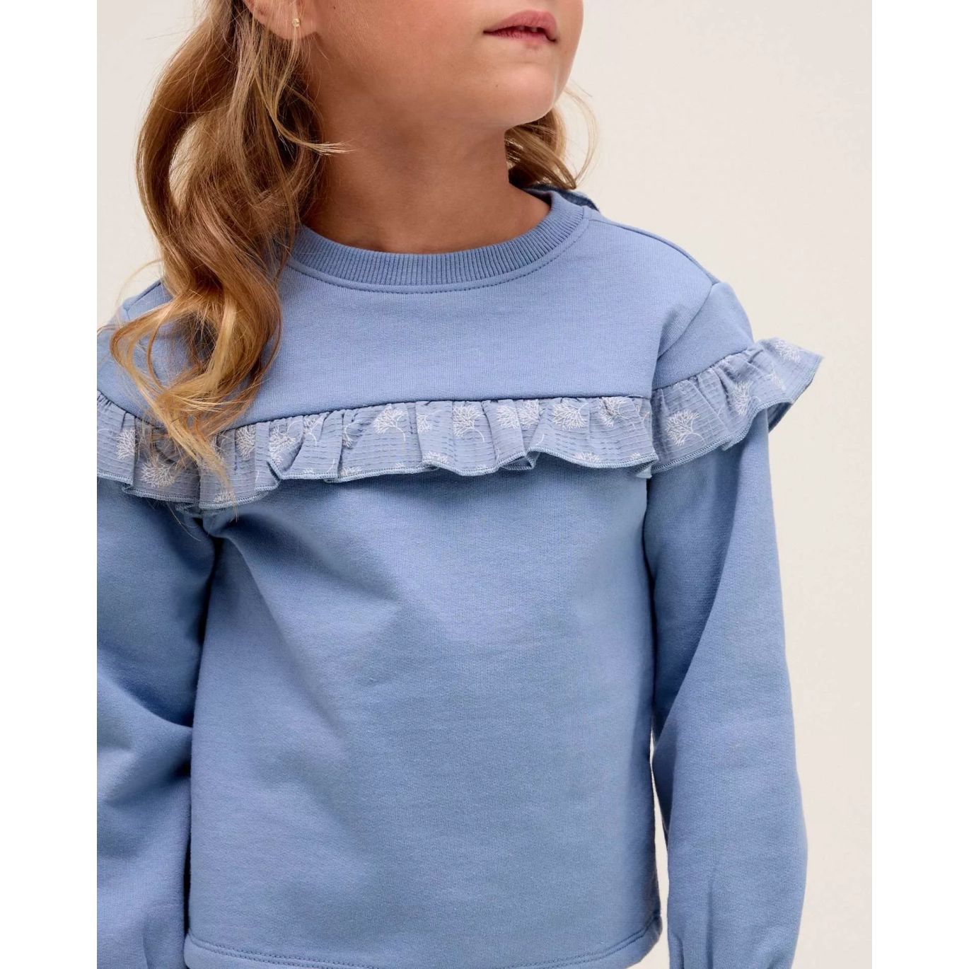 Polerón de niña azul con detalle de volante