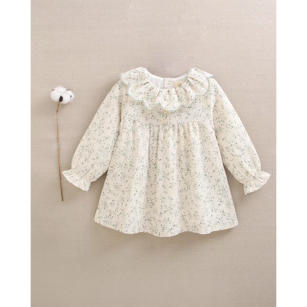 Vestido de bebé color crudo con estampado floral verde y volante en el cuello