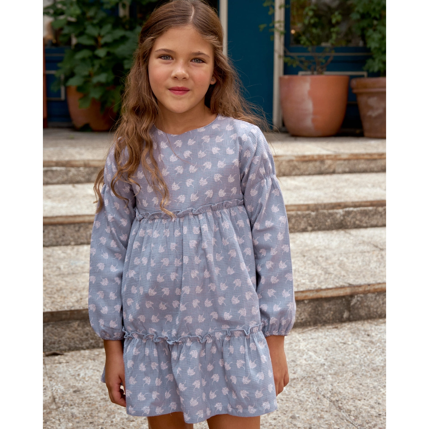 Vestido de niña azul cielo y estampado de hojas blancas