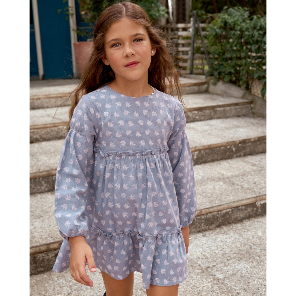 Vestido de niña azul cielo y estampado de hojas blancas