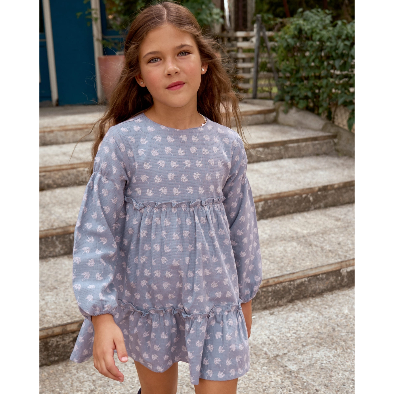 Vestido de niña azul cielo y estampado de hojas blancas