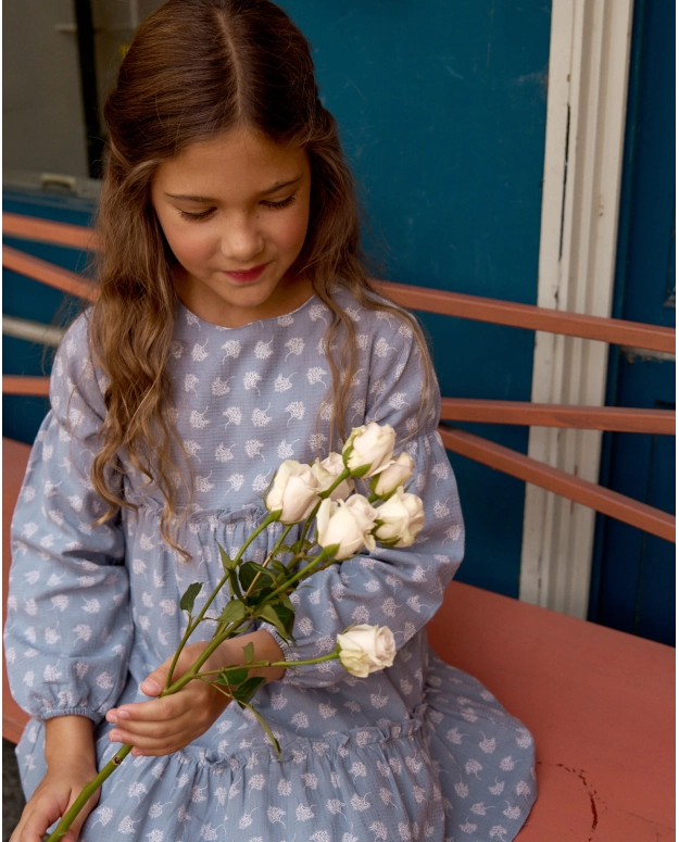 Vestido de niña azul cielo y estampado de hojas blancas