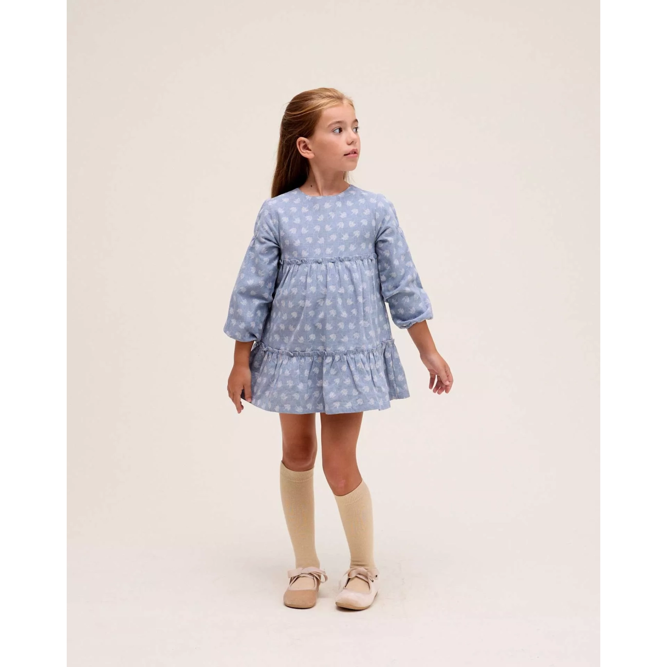 Vestido de niña azul cielo y estampado de hojas blancas