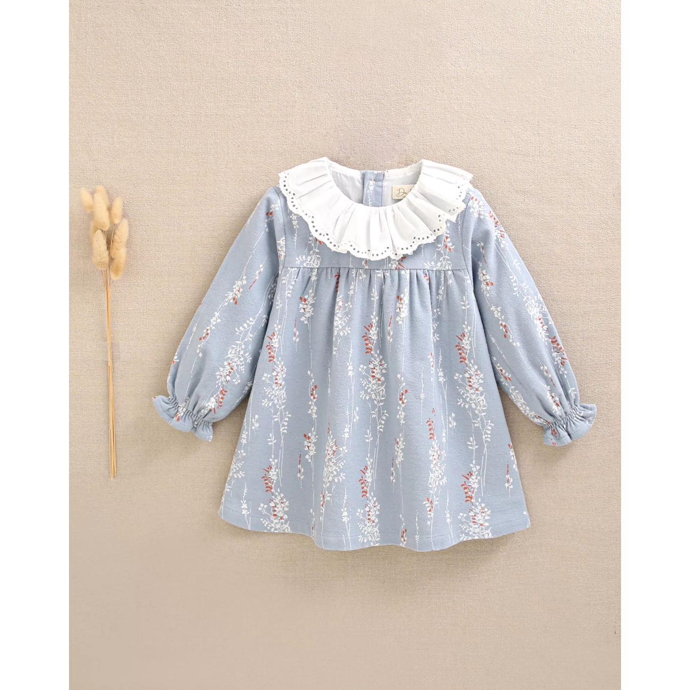 Vestido de bebé niña azul con cuello con volante bordado