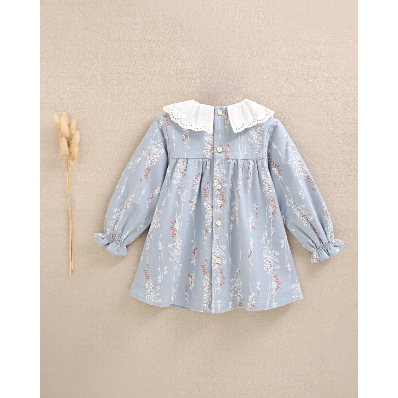 Vestido de bebé niña azul con cuello con volante bordado