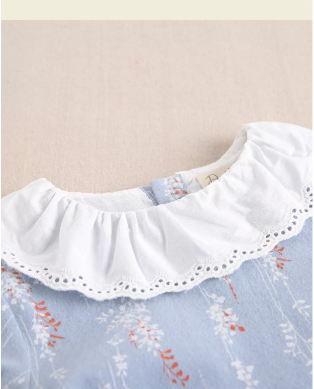 Vestido de bebé niña azul con cuello con volante bordado