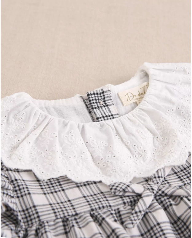 Vestido de bebé niña de cuadros blanco y negro