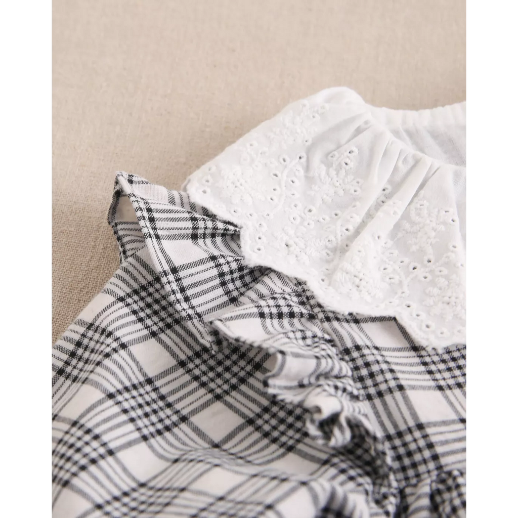 Vestido de bebé niña de cuadros blanco y negro