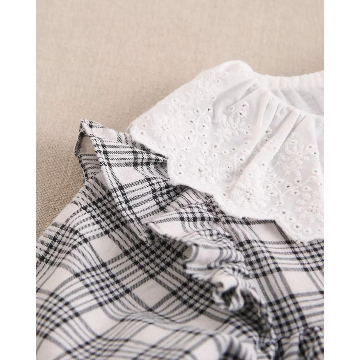 Vestido de bebé niña de cuadros blanco y negro