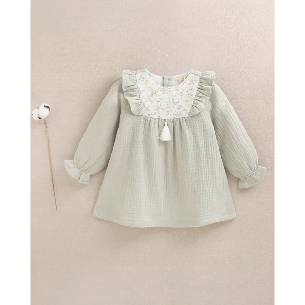 Vestido de bebé niña de muselina en verde con detalle floral en el cuello