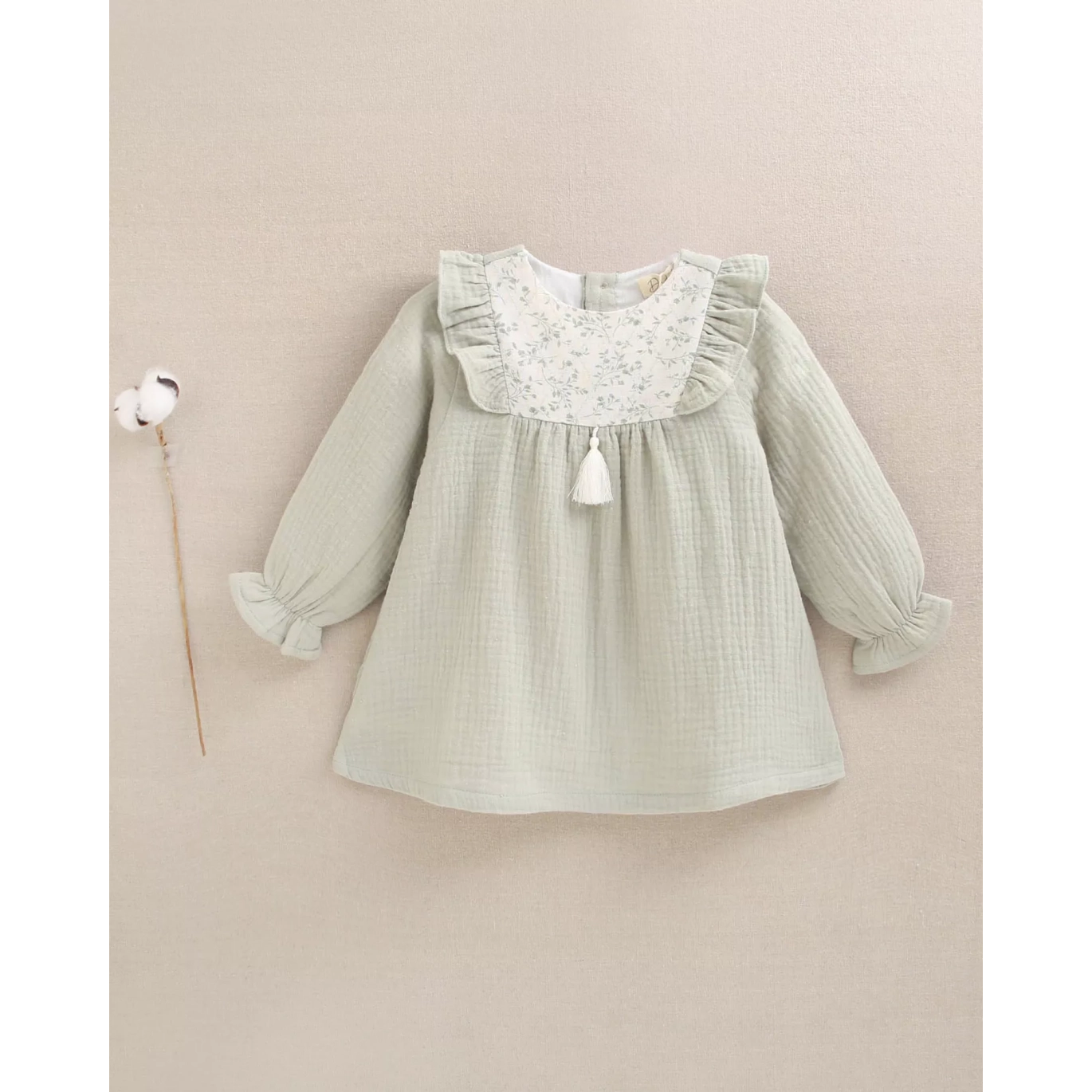 Vestido de bebé niña de muselina en verde con detalle floral en el cuello