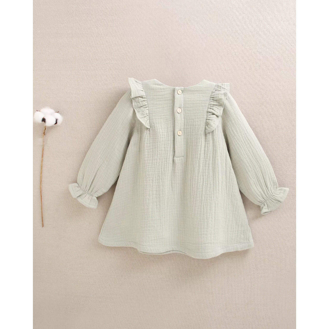 Vestido de bebé niña de muselina en verde con detalle floral en el cuello
