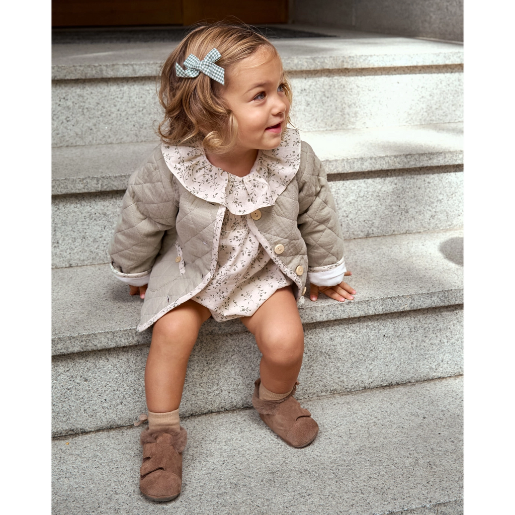 Ranita de bebé niña color crudo con estampado floral verde