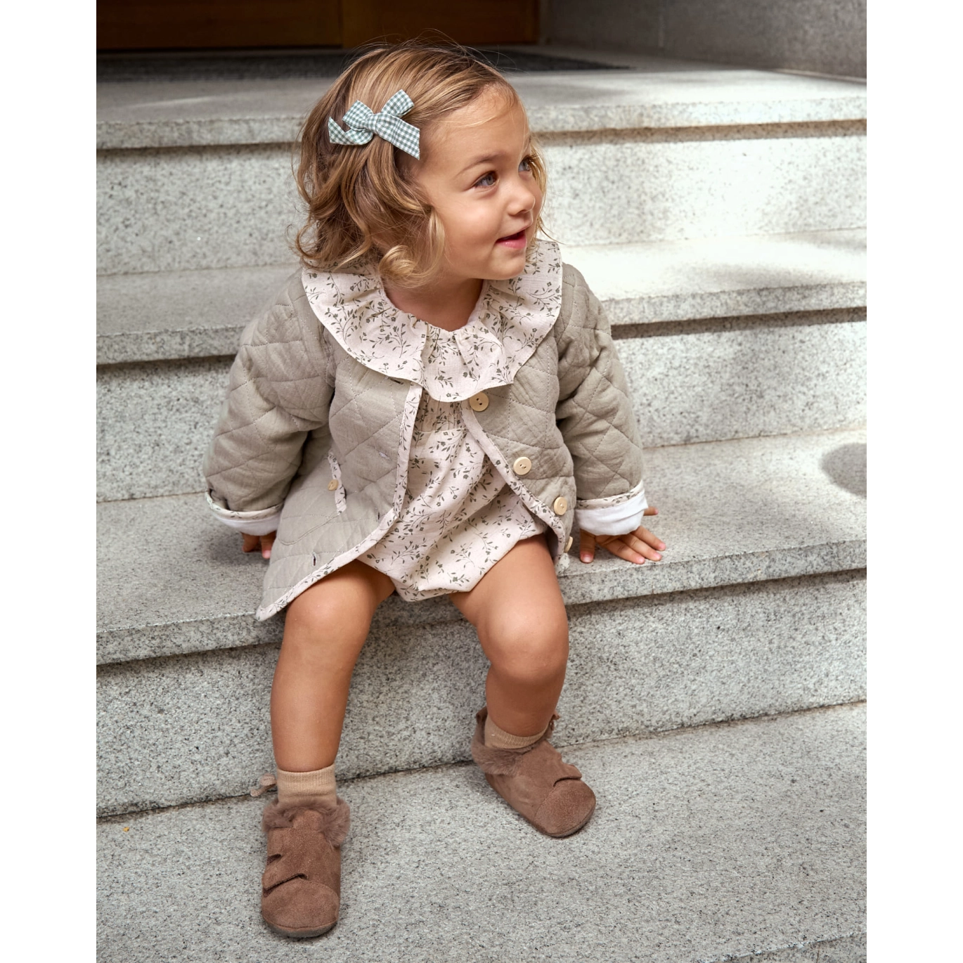 Ranita de bebé niña color crudo con estampado floral verde
