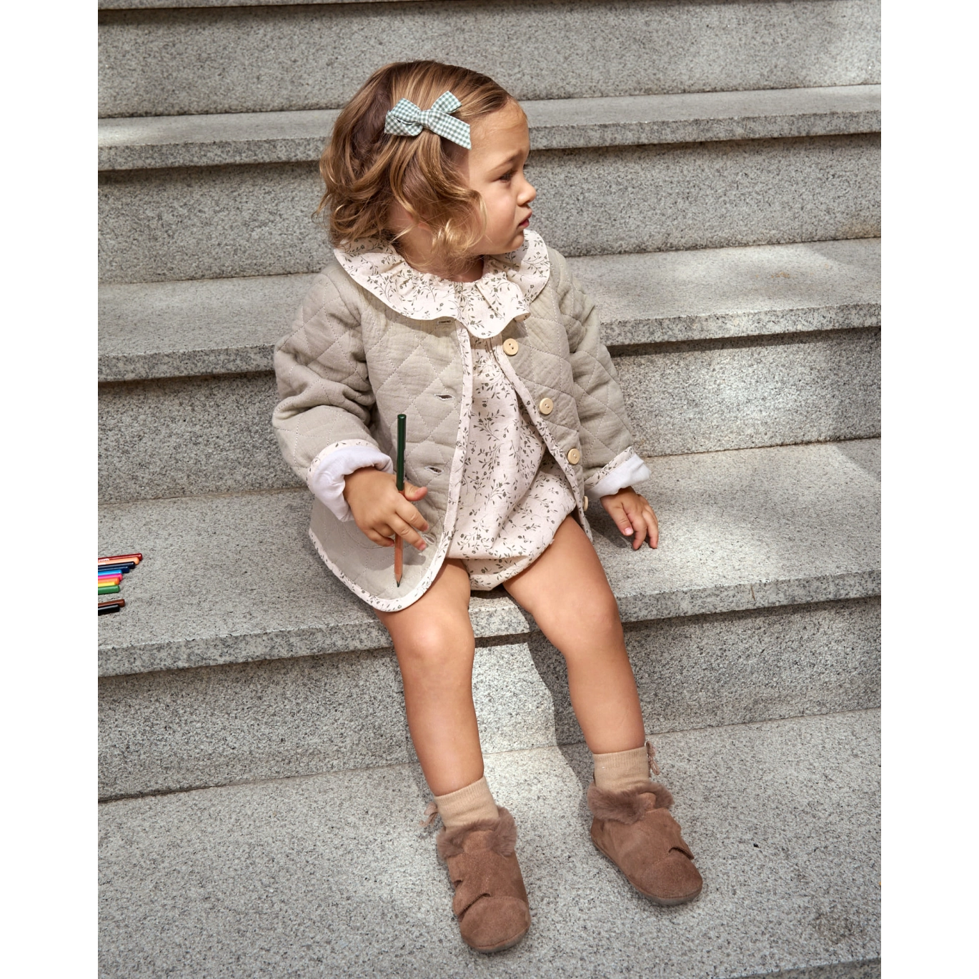 Ranita de bebé niña color crudo con estampado floral verde