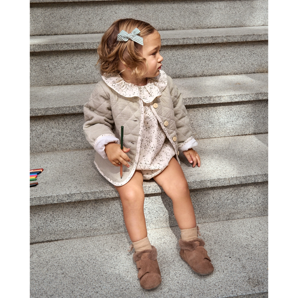 Chaqueta de bebé niña acolchada en verde con bolsillos