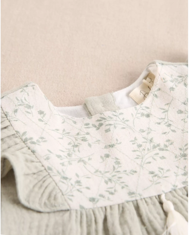 Vestido de bebé niña de muselina en verde con detalle floral en el cuello