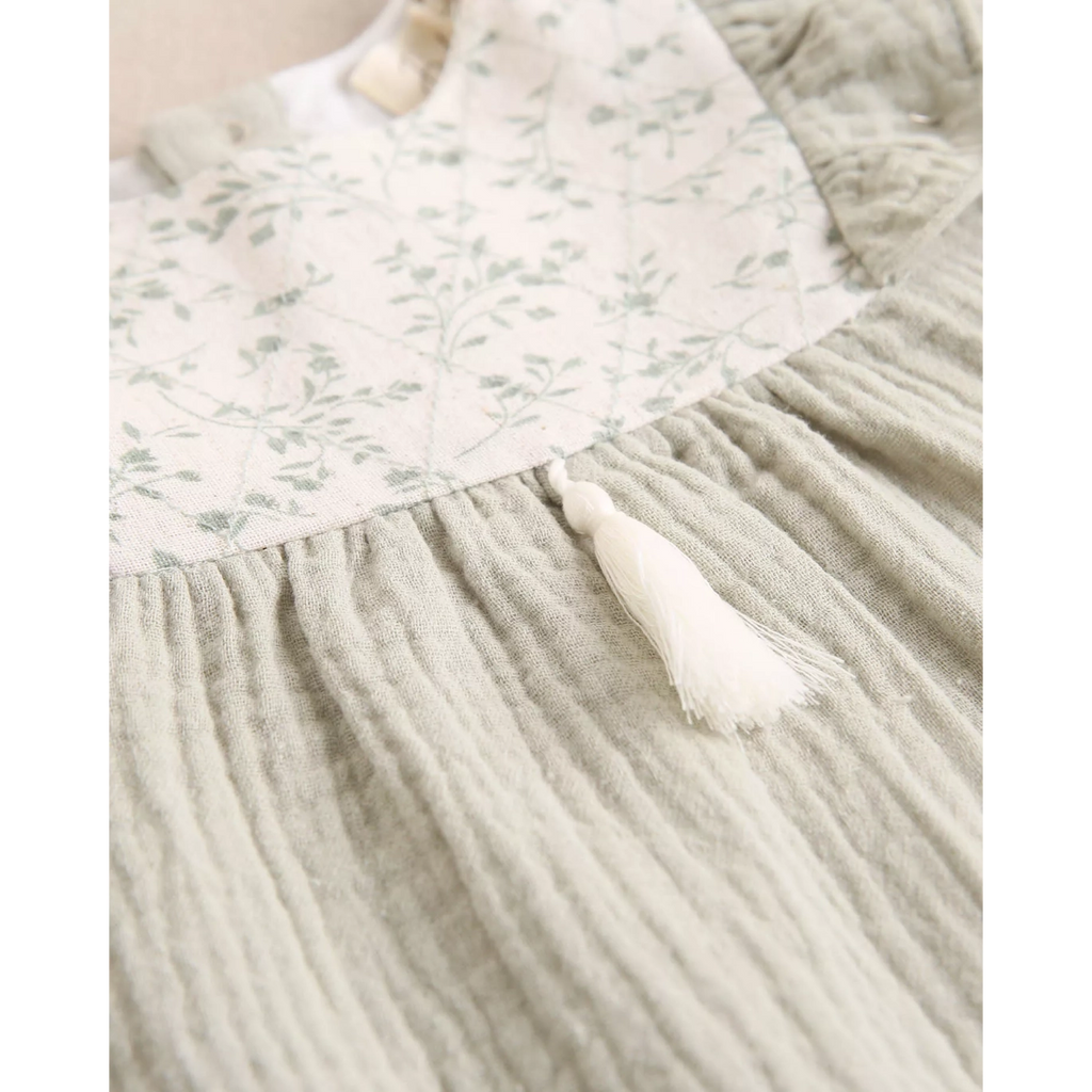 Vestido de bebé niña de muselina en verde con detalle floral en el cuello