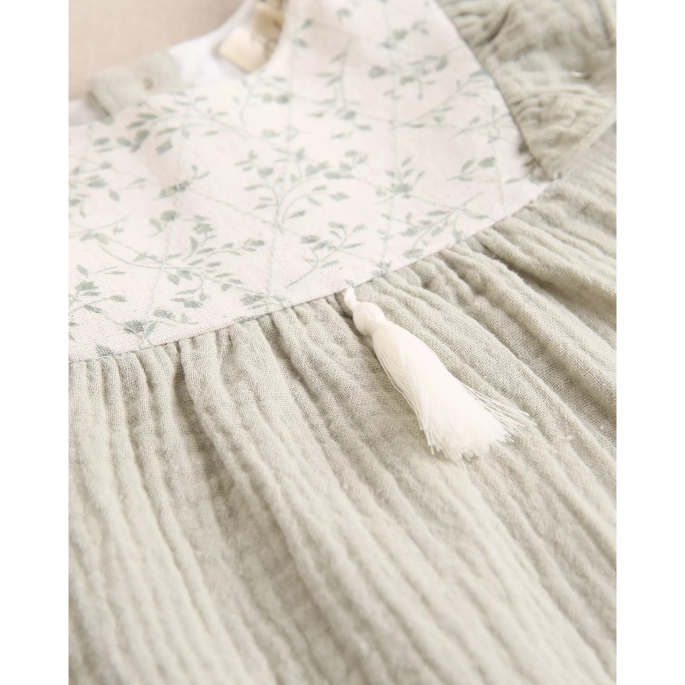 Vestido de bebé niña de muselina en verde con detalle floral en el cuello