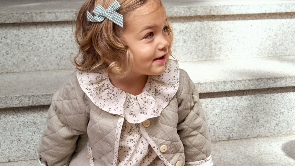 Chaqueta de bebé niña acolchada en verde con bolsillos