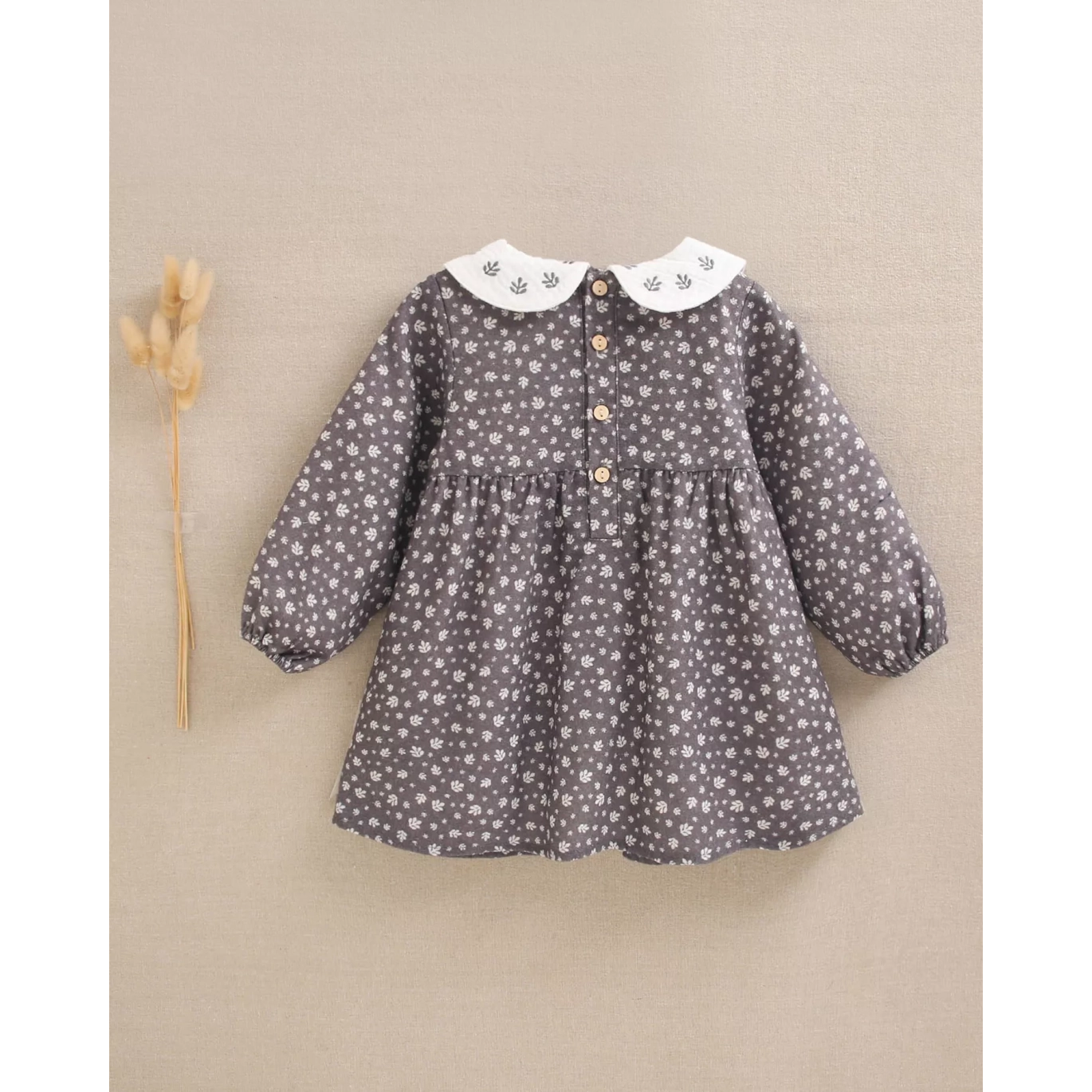 Vestido de bebé niña gris con hojas blancas