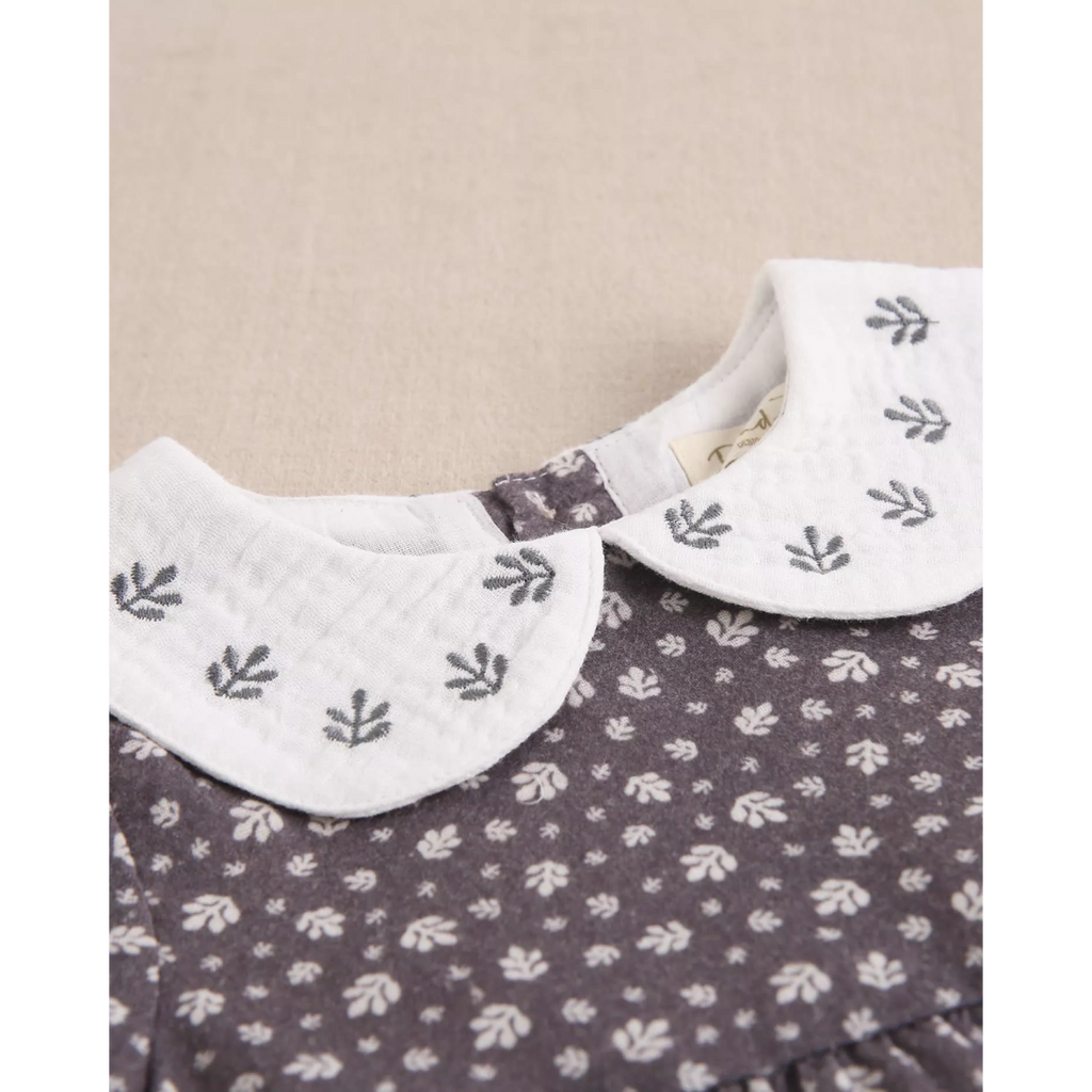 Vestido de bebé niña gris con hojas blancas