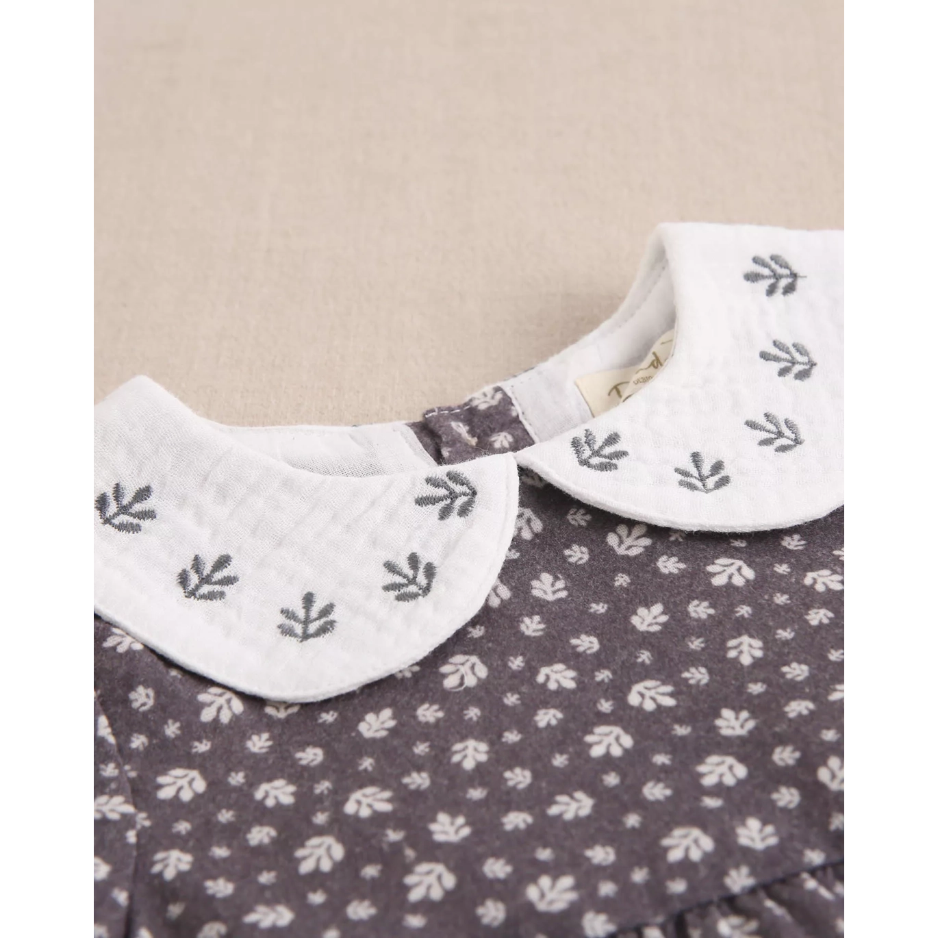 Vestido de bebé niña gris con hojas blancas