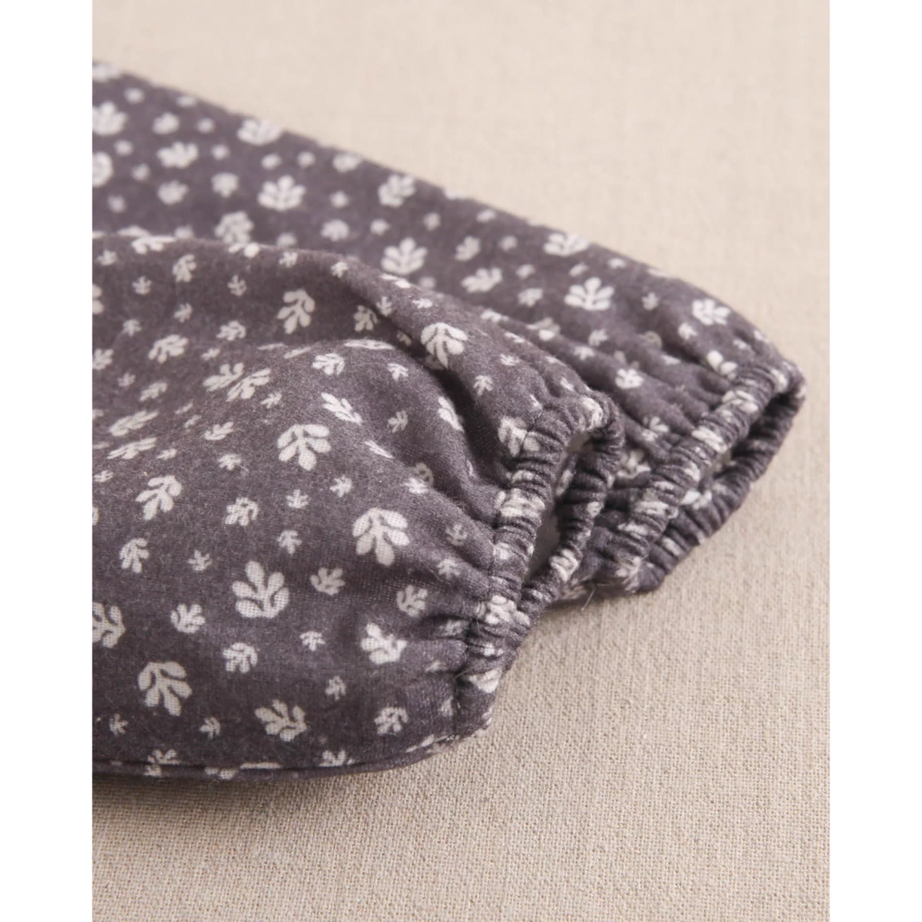 Vestido de bebé niña gris con hojas blancas