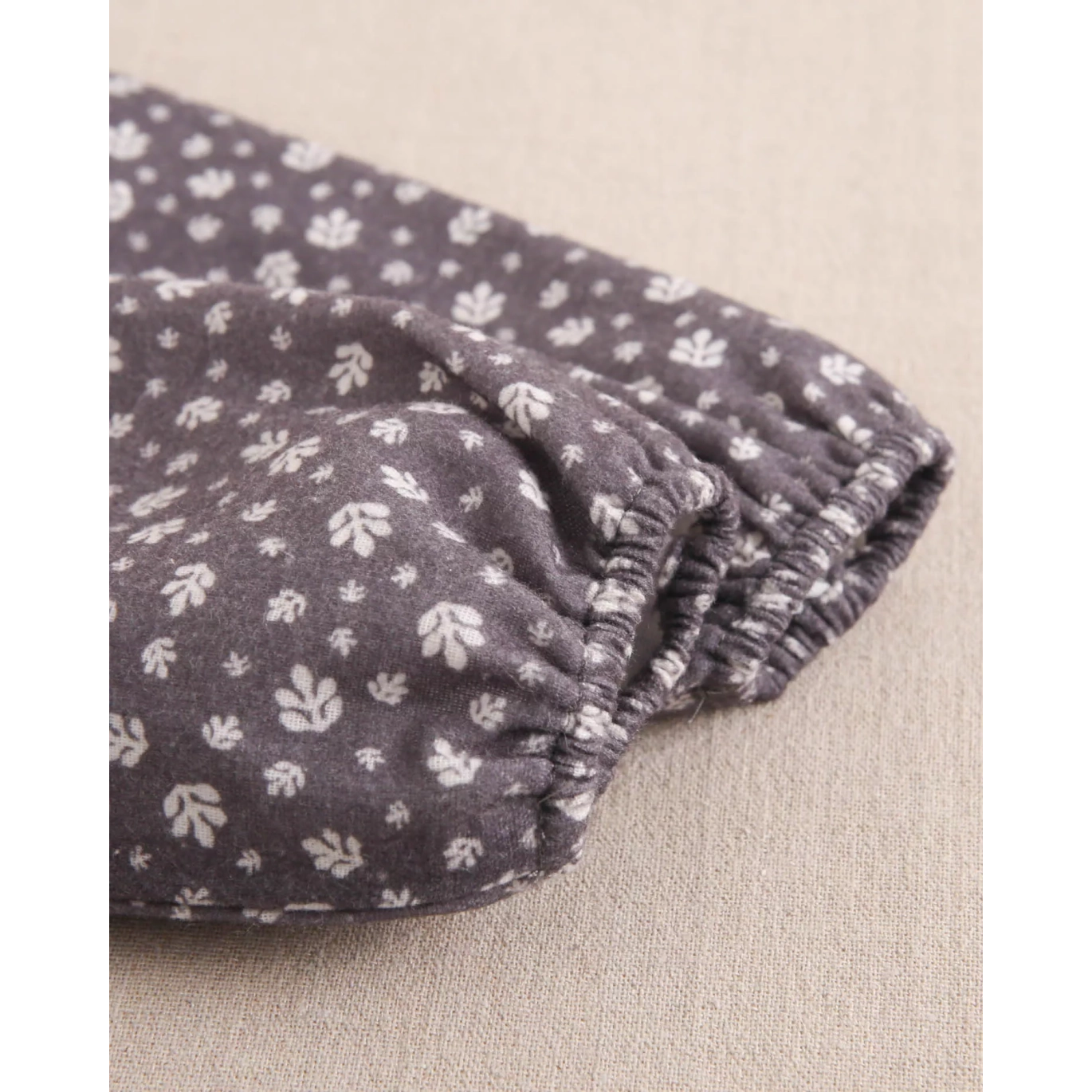 Vestido de bebé niña gris con hojas blancas