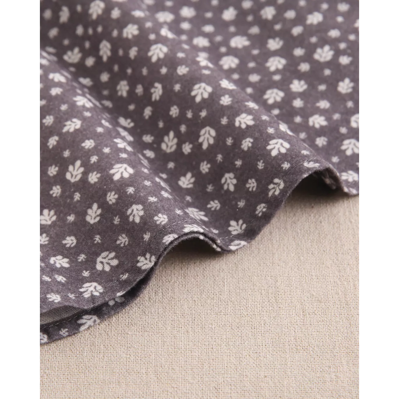 Vestido de bebé niña gris con hojas blancas