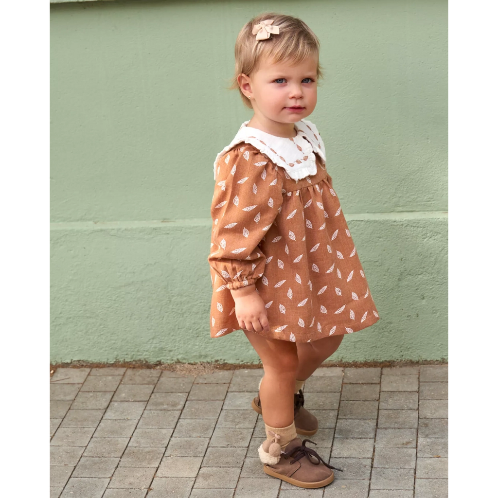 Vestido de bebé niña naranja con estampado de hojas