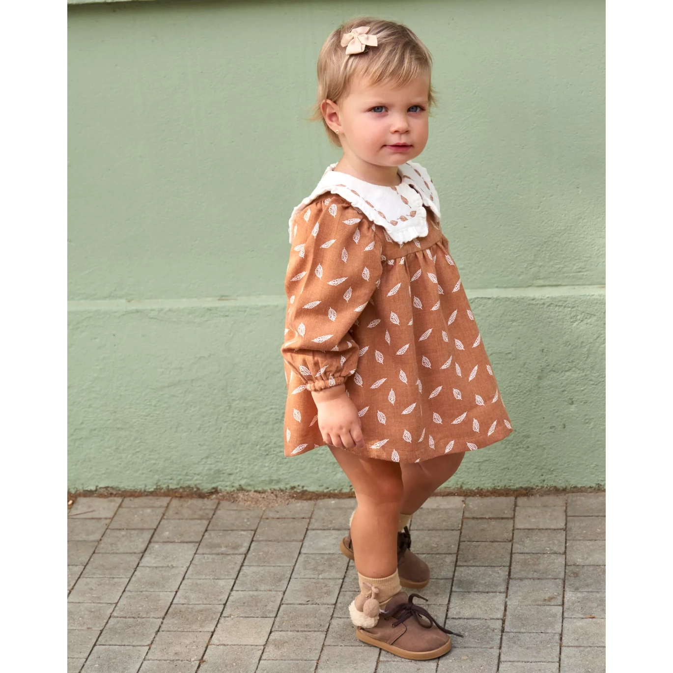 Vestido de bebé niña naranja con estampado de hojas