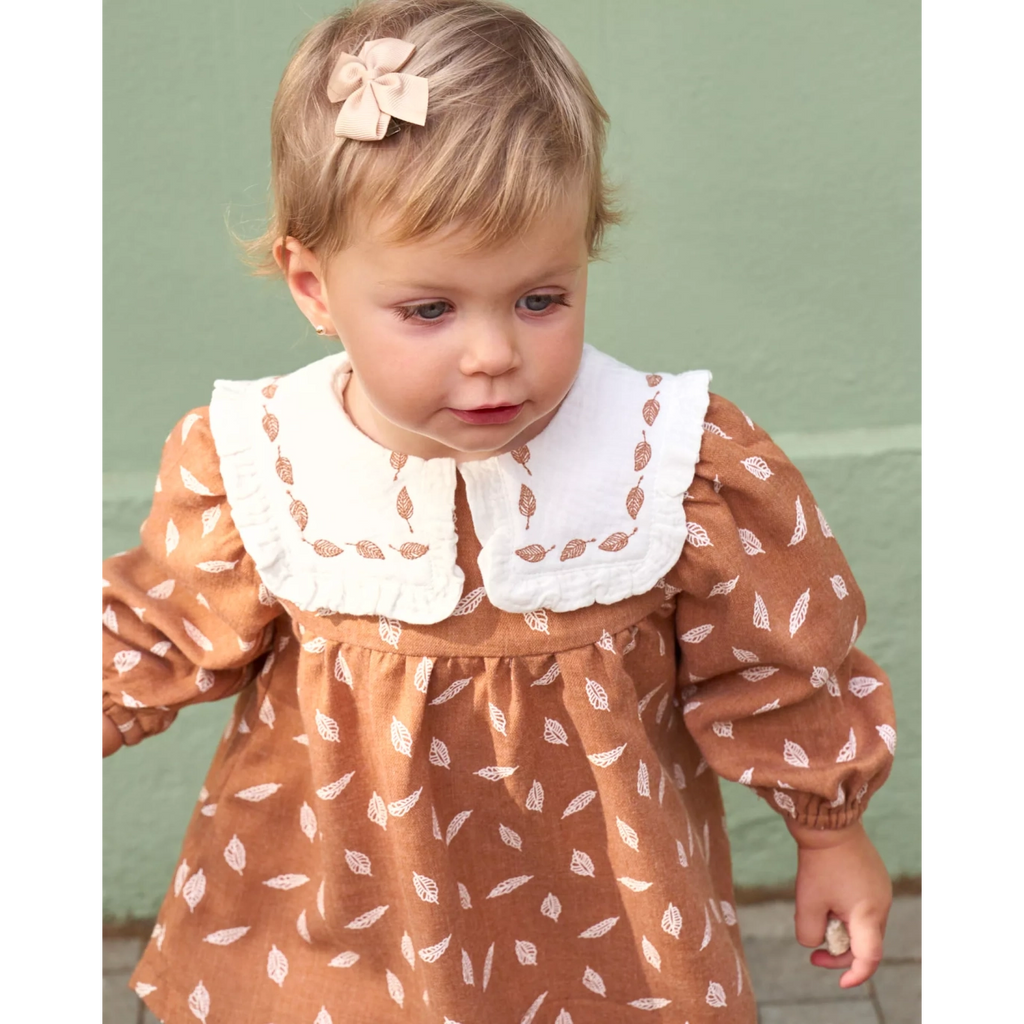 Vestido de bebé niña naranja con estampado de hojas