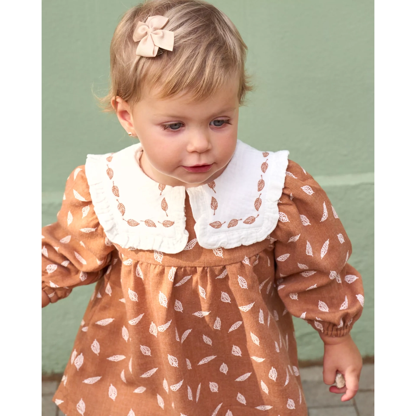 Vestido de bebé niña naranja con estampado de hojas