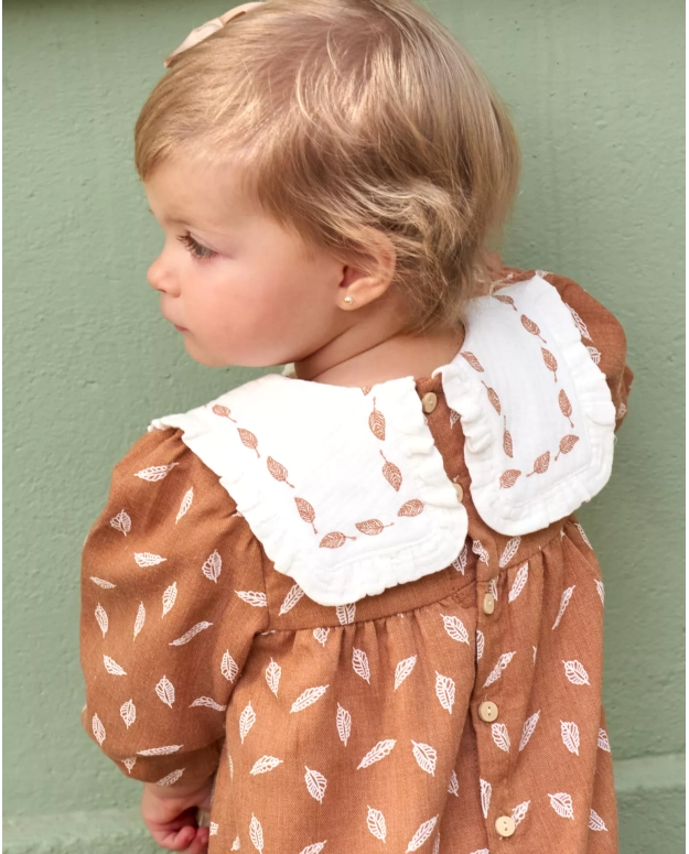 Vestido de bebé niña naranja con estampado de hojas