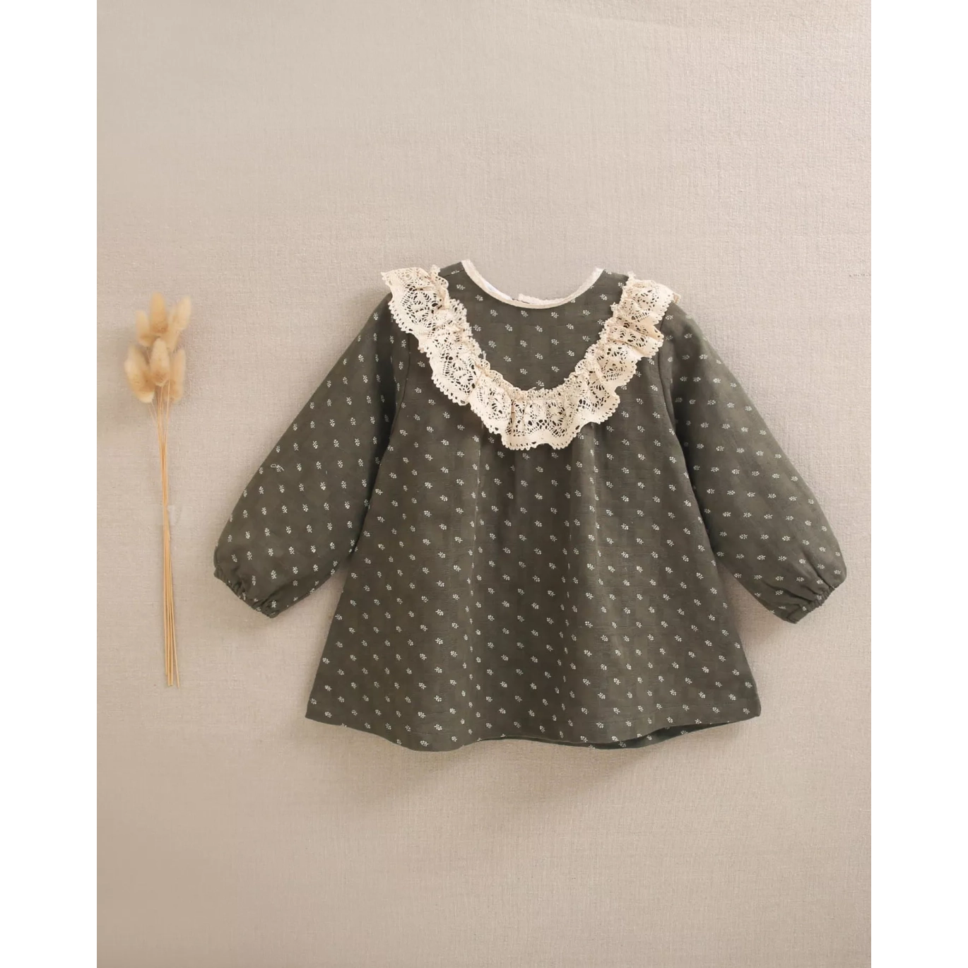 Vestido de bebé niña verde oscuro con estampado y ganchillo